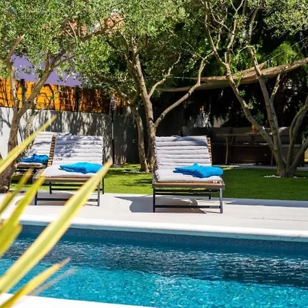 B&d With Heated Pool